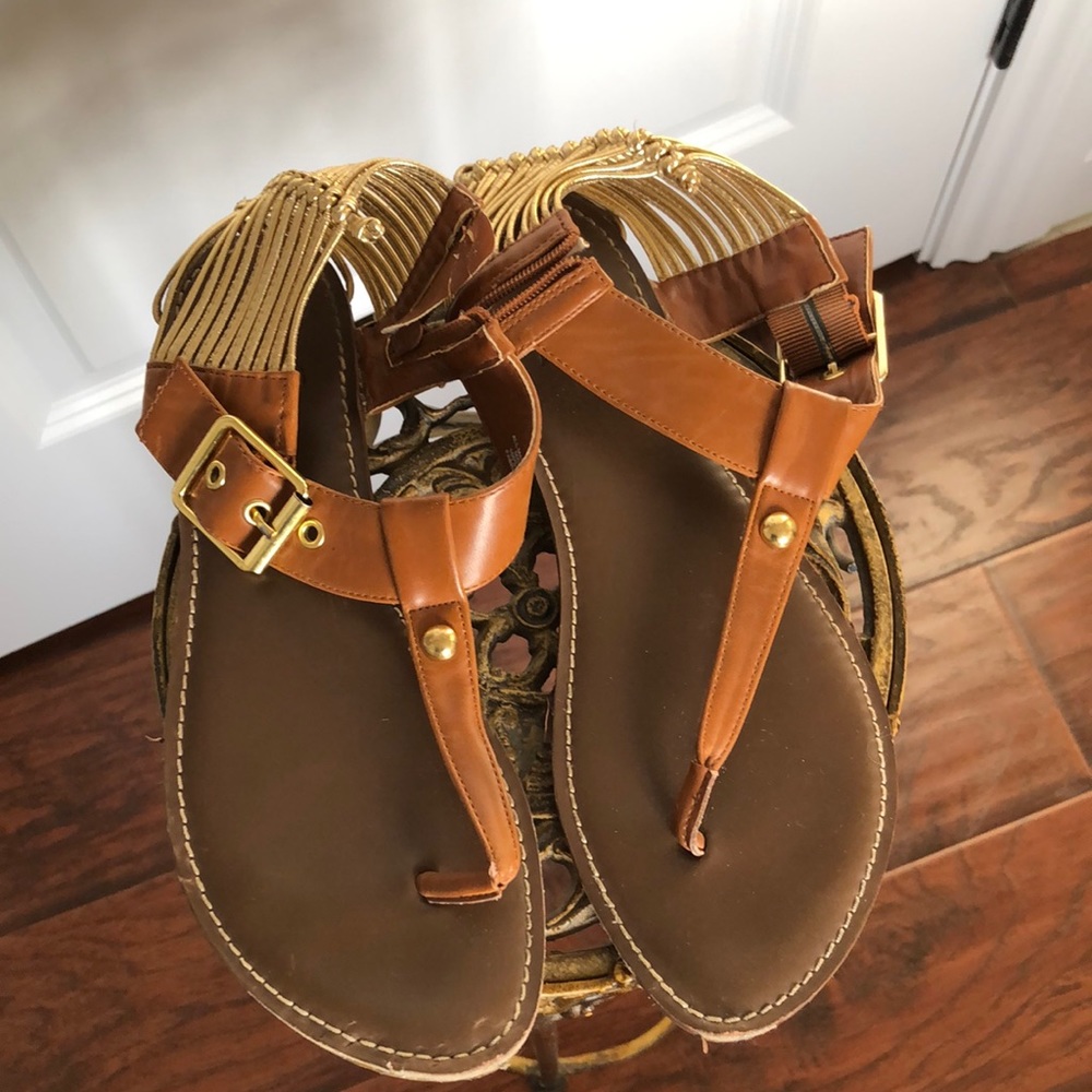 Sz6 t strap flat sandals